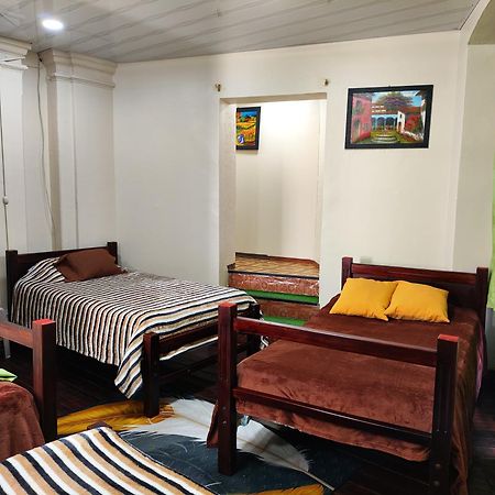 Hostal Latitud Ecuem Quito Exterior photo
