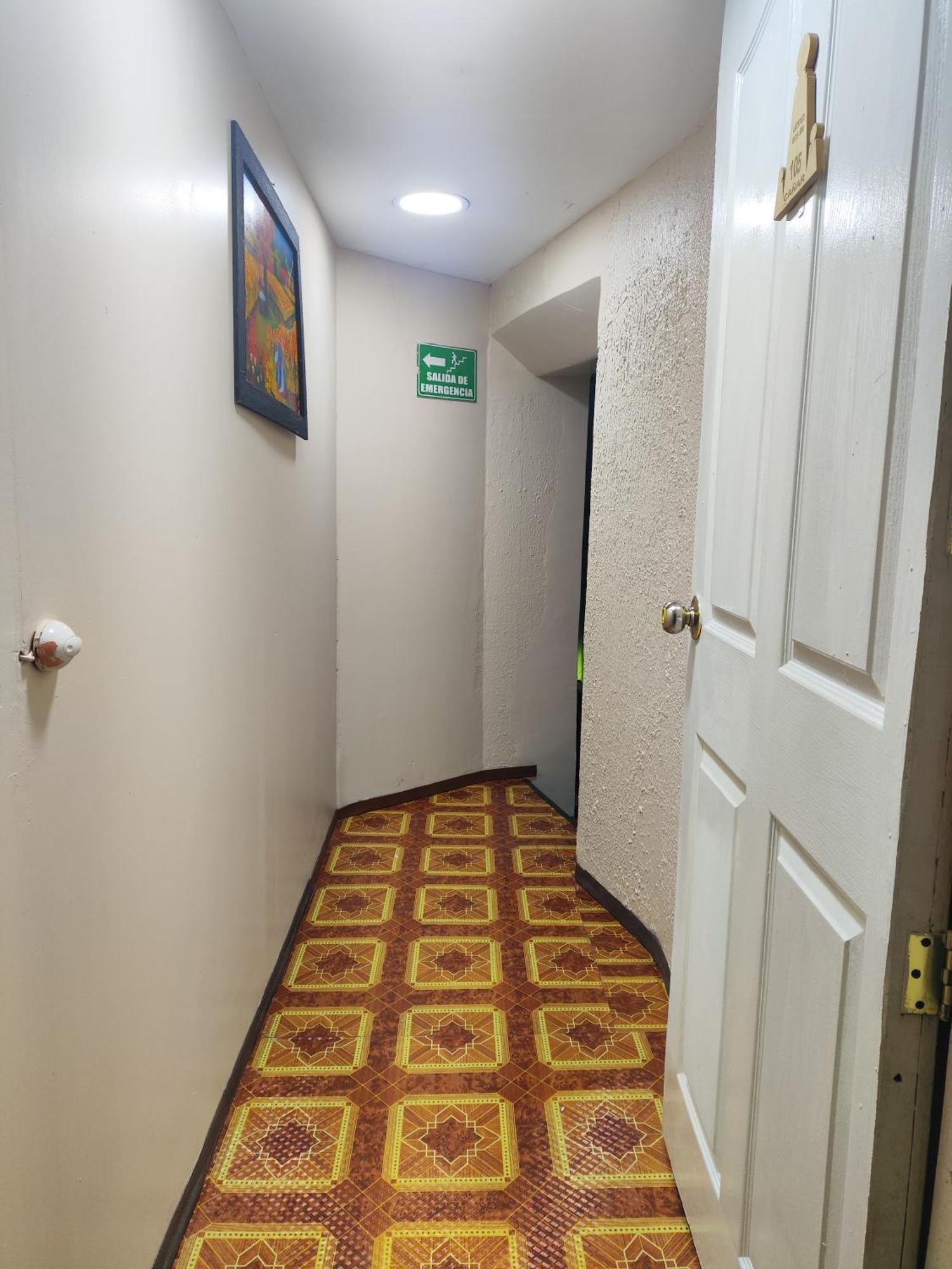 Hostal Latitud Ecuem Quito Exterior photo